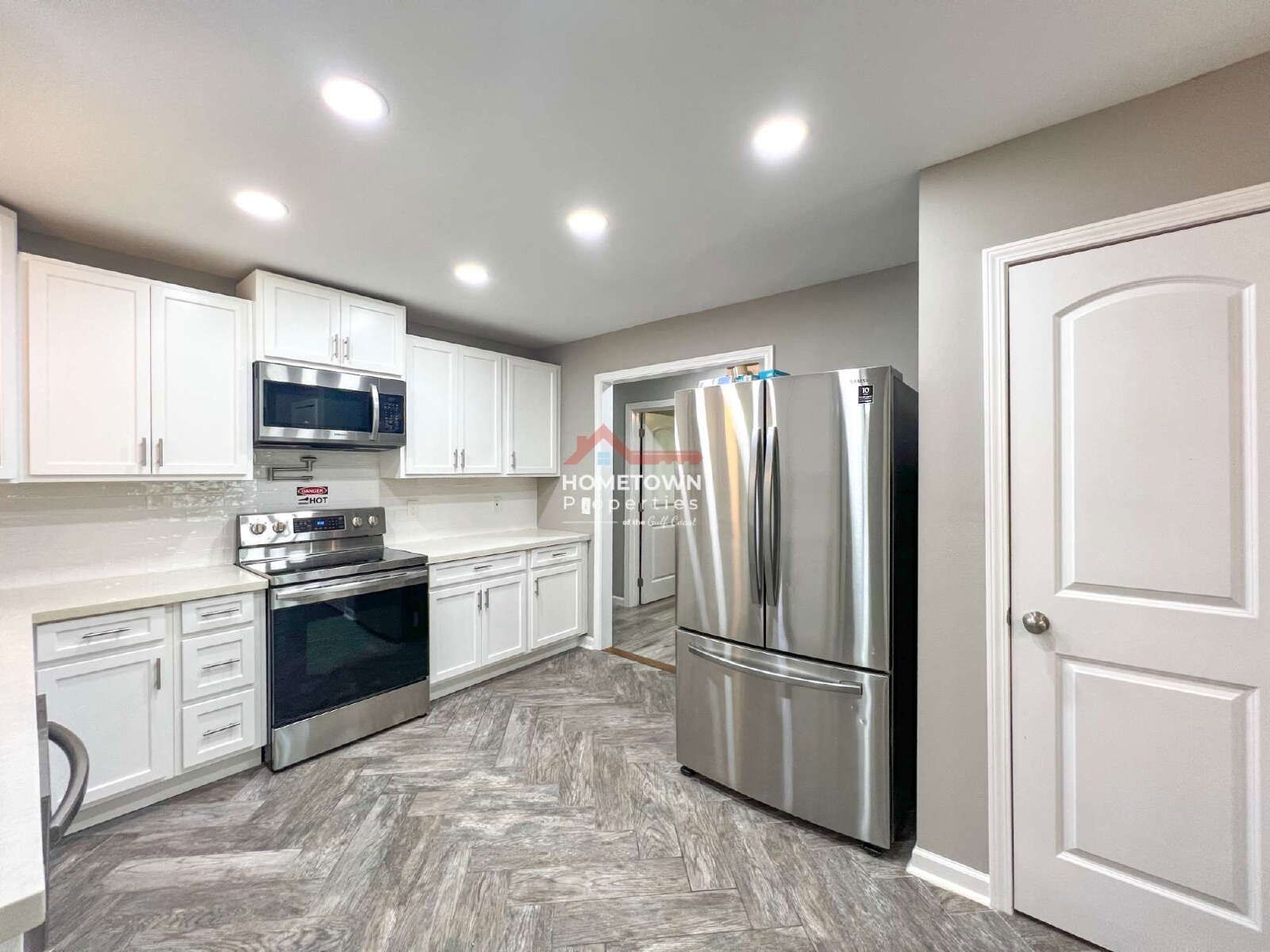 Charming 4-Bed Oasis with 2.5 Baths in Pensacola's Prime Location - 1815 Hallmark Dr! property image
