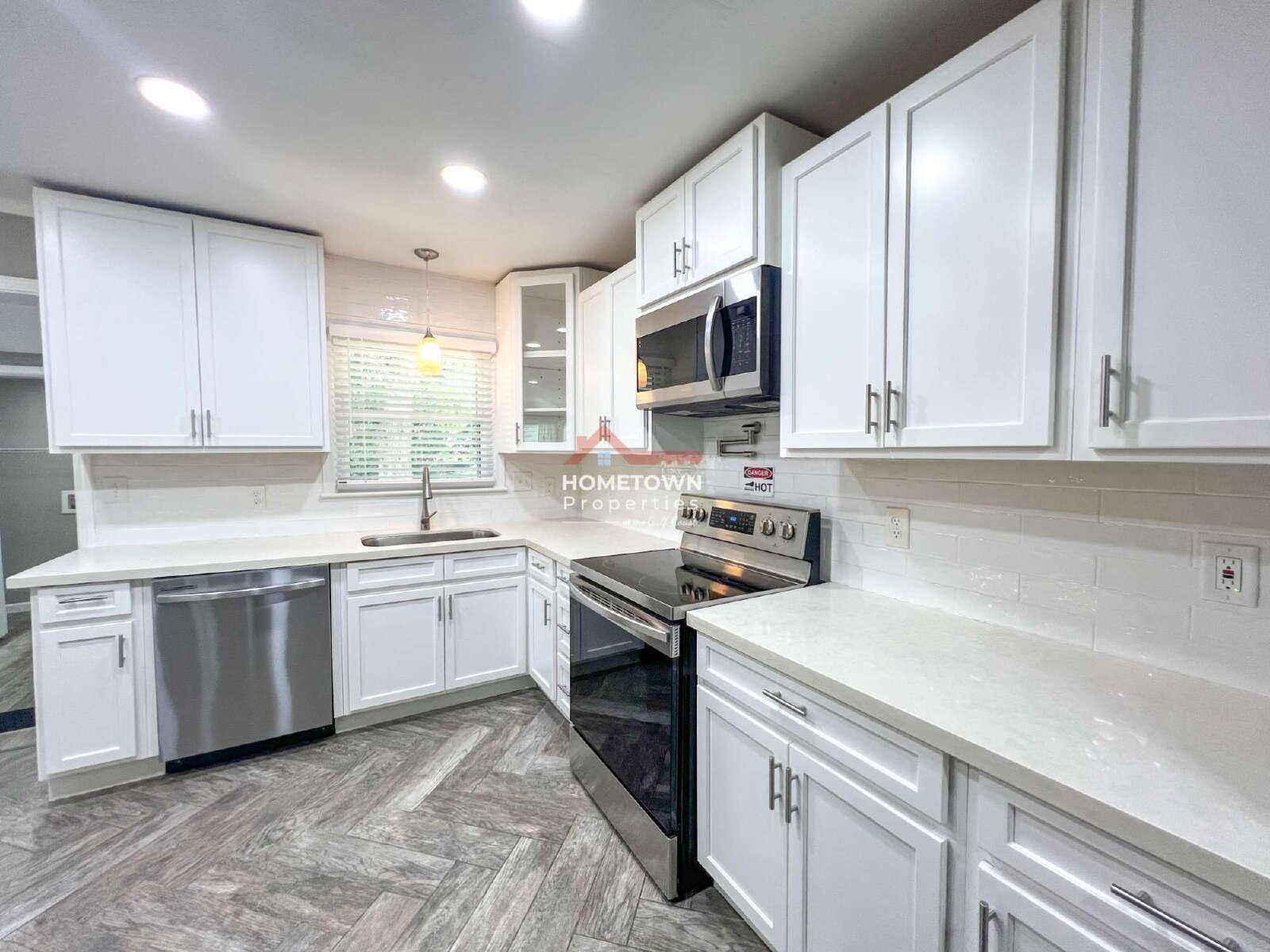 Charming 4-Bed Oasis with 2.5 Baths in Pensacola's Prime Location - 1815 Hallmark Dr! property image