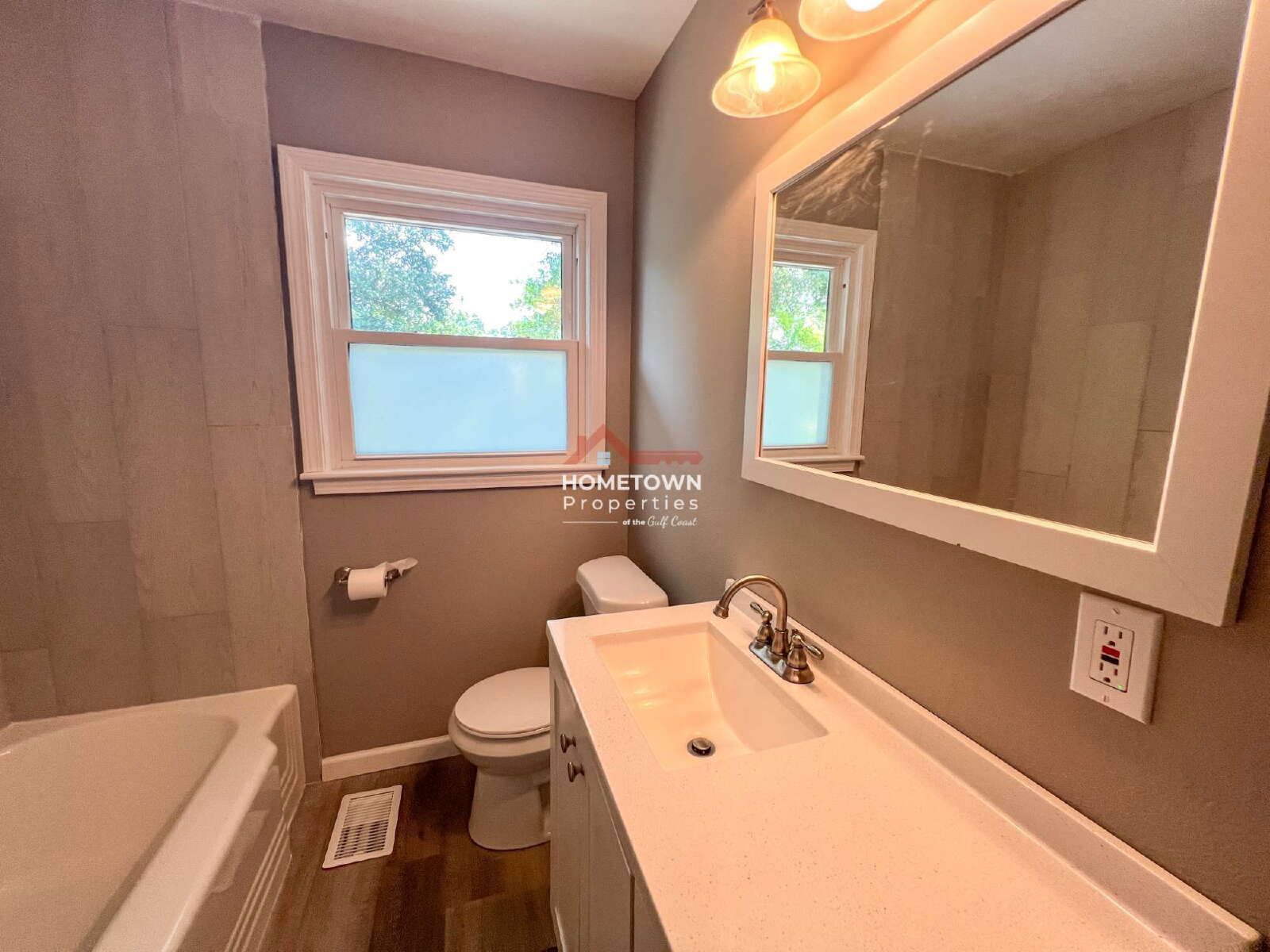 Charming 4-Bed Oasis with 2.5 Baths in Pensacola's Prime Location - 1815 Hallmark Dr! property image