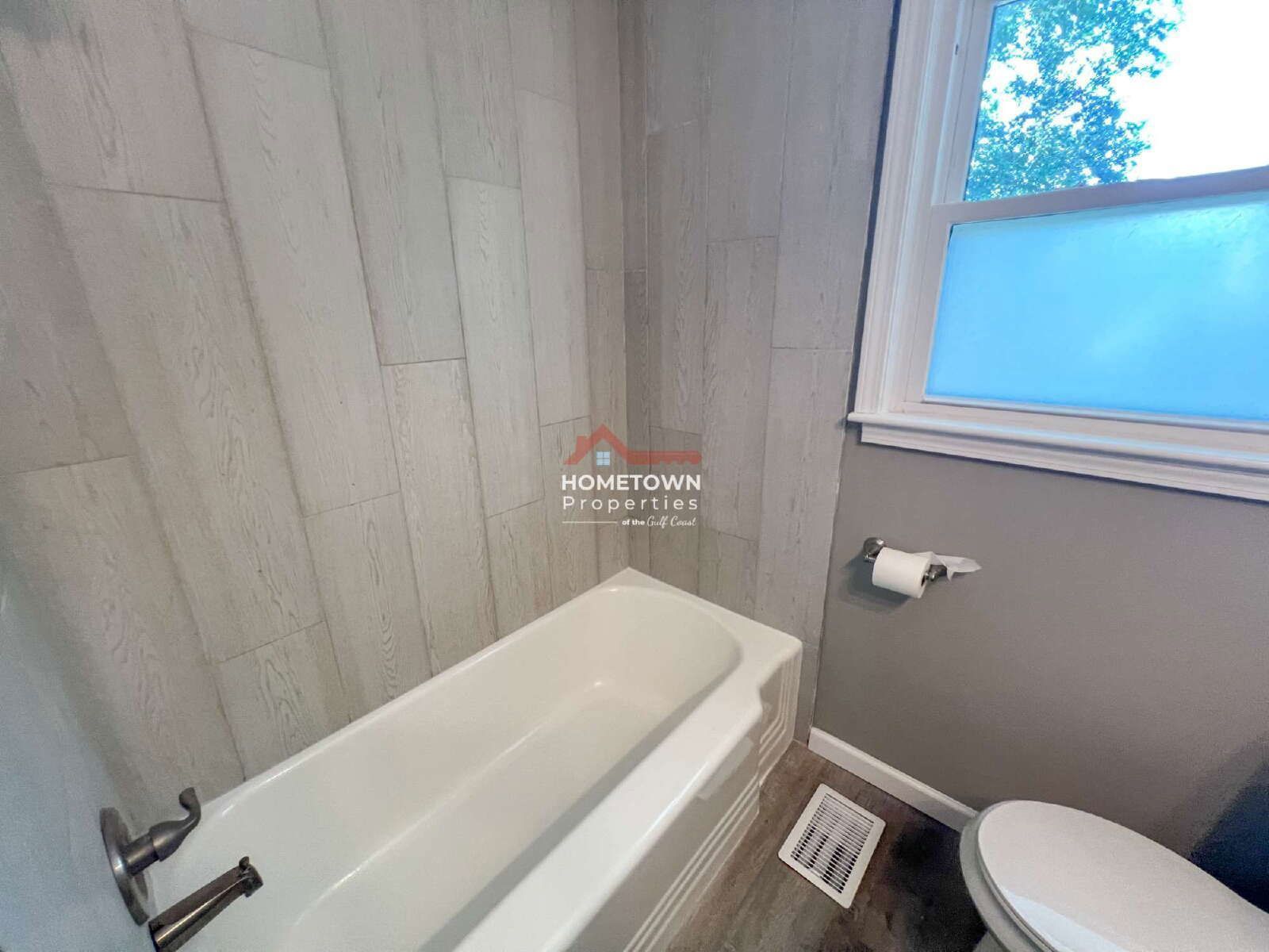 Charming 4-Bed Oasis with 2.5 Baths in Pensacola's Prime Location - 1815 Hallmark Dr! property image