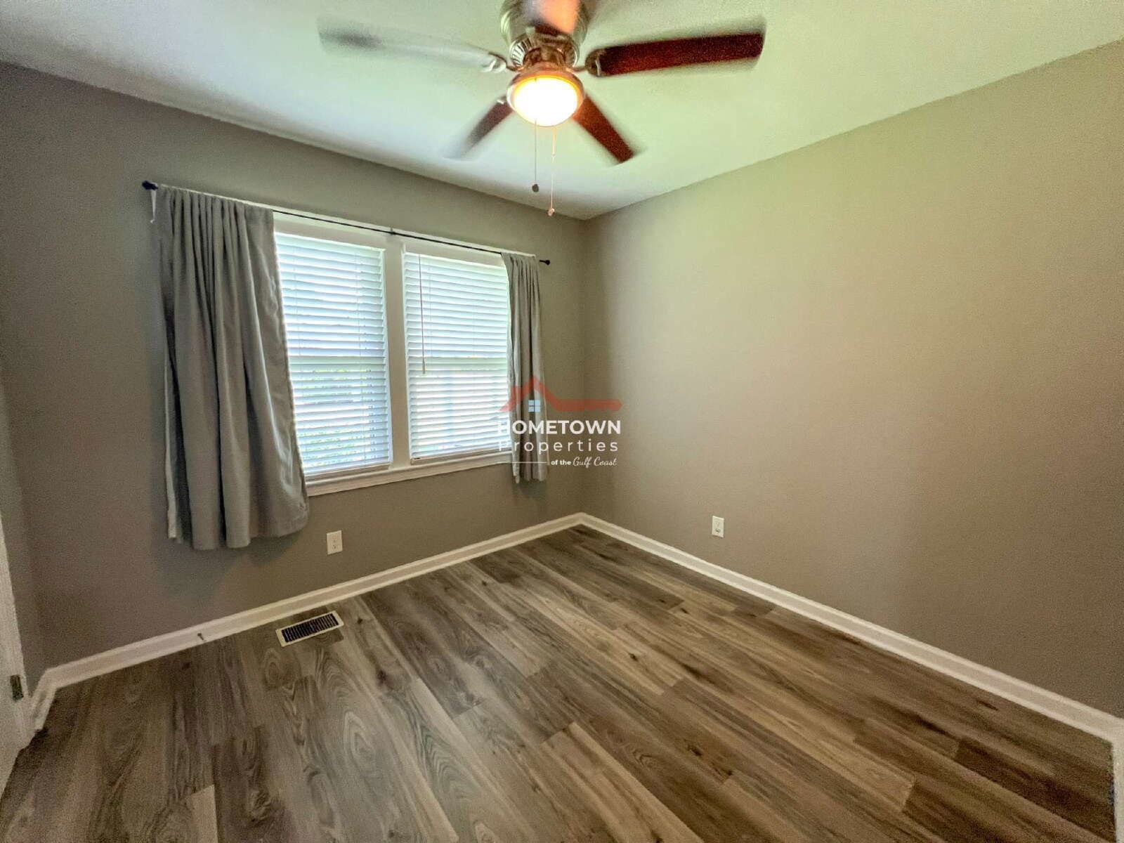 Charming 4-Bed Oasis with 2.5 Baths in Pensacola's Prime Location - 1815 Hallmark Dr! property image