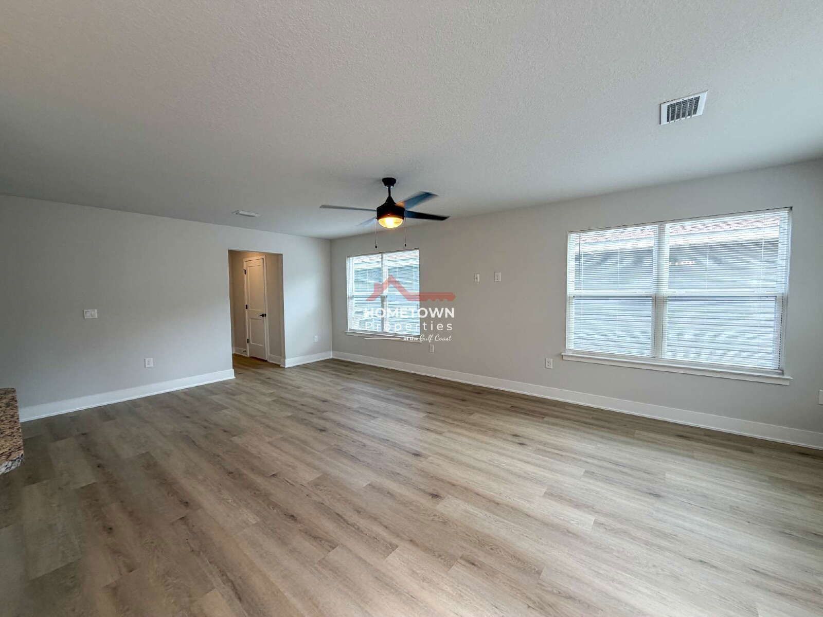 Charming 3-Bed Oasis with Granite Kitchen & 2.5 Baths in Pensacola – 1648 Sq Ft of Comfort! property image