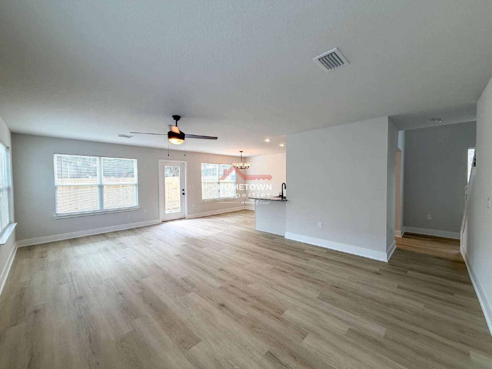 Charming 3-Bed Oasis with Granite Kitchen & 2.5 Baths in Pensacola – 1648 Sq Ft of Comfort! property image