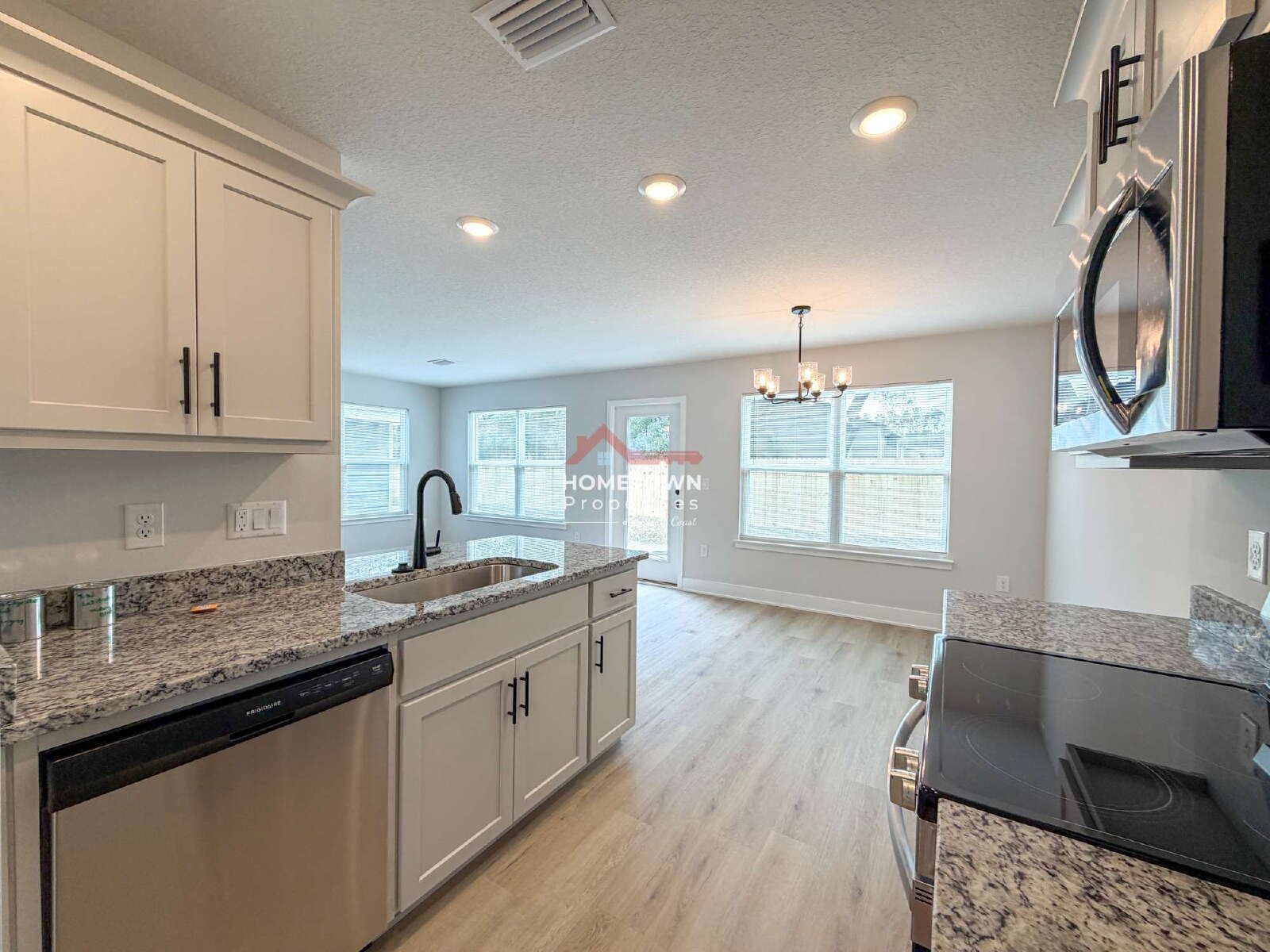 Charming 3-Bed Oasis with Granite Kitchen & 2.5 Baths in Pensacola – 1648 Sq Ft of Comfort! property image