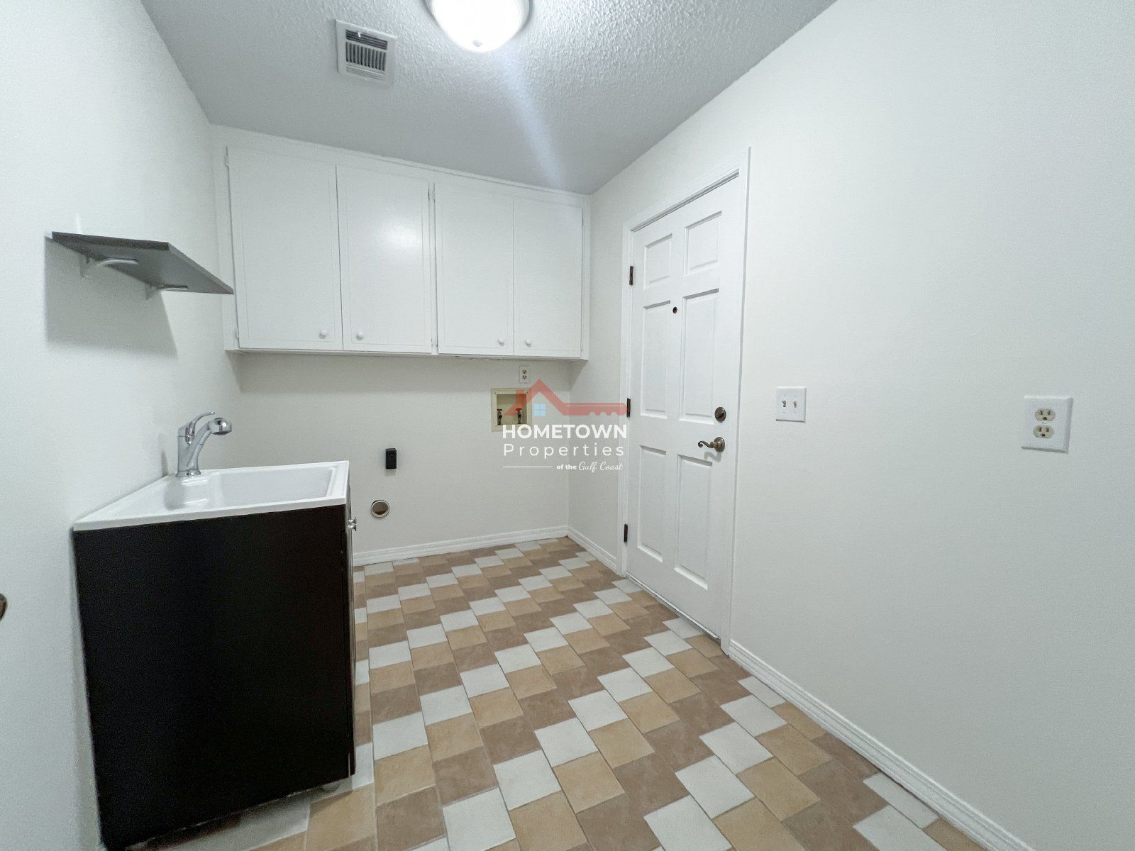 Expansive Three Bedroom Home with Office and Loft on Scenic Hwy property image