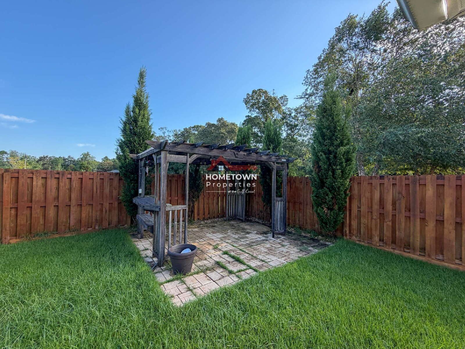 Charming 3-Bed Sanctuary with Bonus Room in Pensacola - 6109 Twenty One Oaks Drive property image