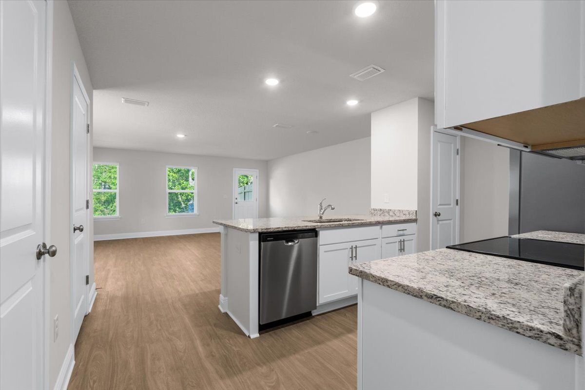 Charming 3-Bed Haven with Granite Countertops & Spacious Living at 1116 Coniferous Ave! property image