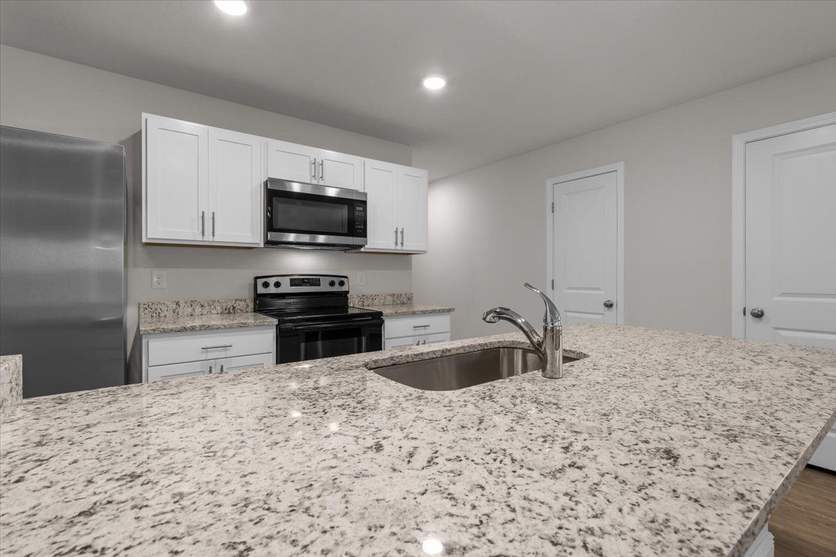Charming 3-Bed Haven with Granite Countertops & Spacious Living at 1116 Coniferous Ave! property image