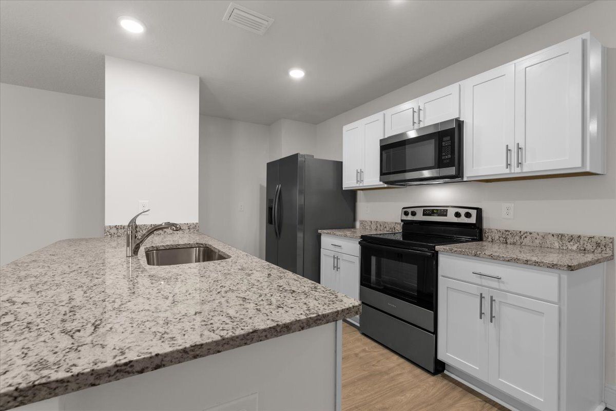 Charming 3-Bed Haven with Granite Countertops & Spacious Living at 1116 Coniferous Ave! property image