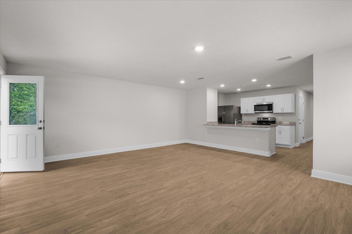 Charming 3-Bed Haven with Granite Countertops & Spacious Living at 1116 Coniferous Ave! property image