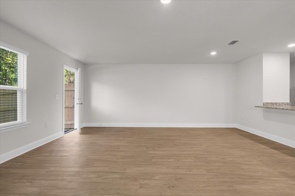 Charming 3-Bed Haven with Granite Countertops & Spacious Living at 1116 Coniferous Ave! property image