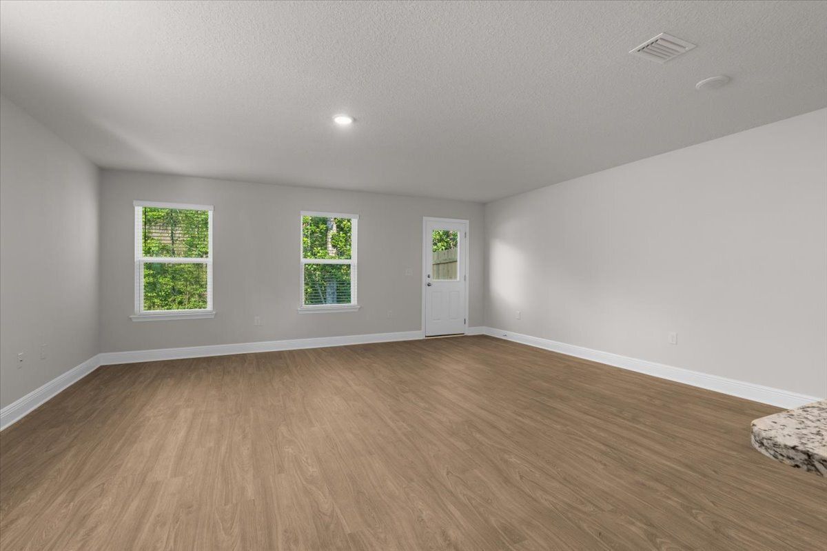 Charming 3-Bed Haven with Granite Countertops & Spacious Living at 1116 Coniferous Ave! property image