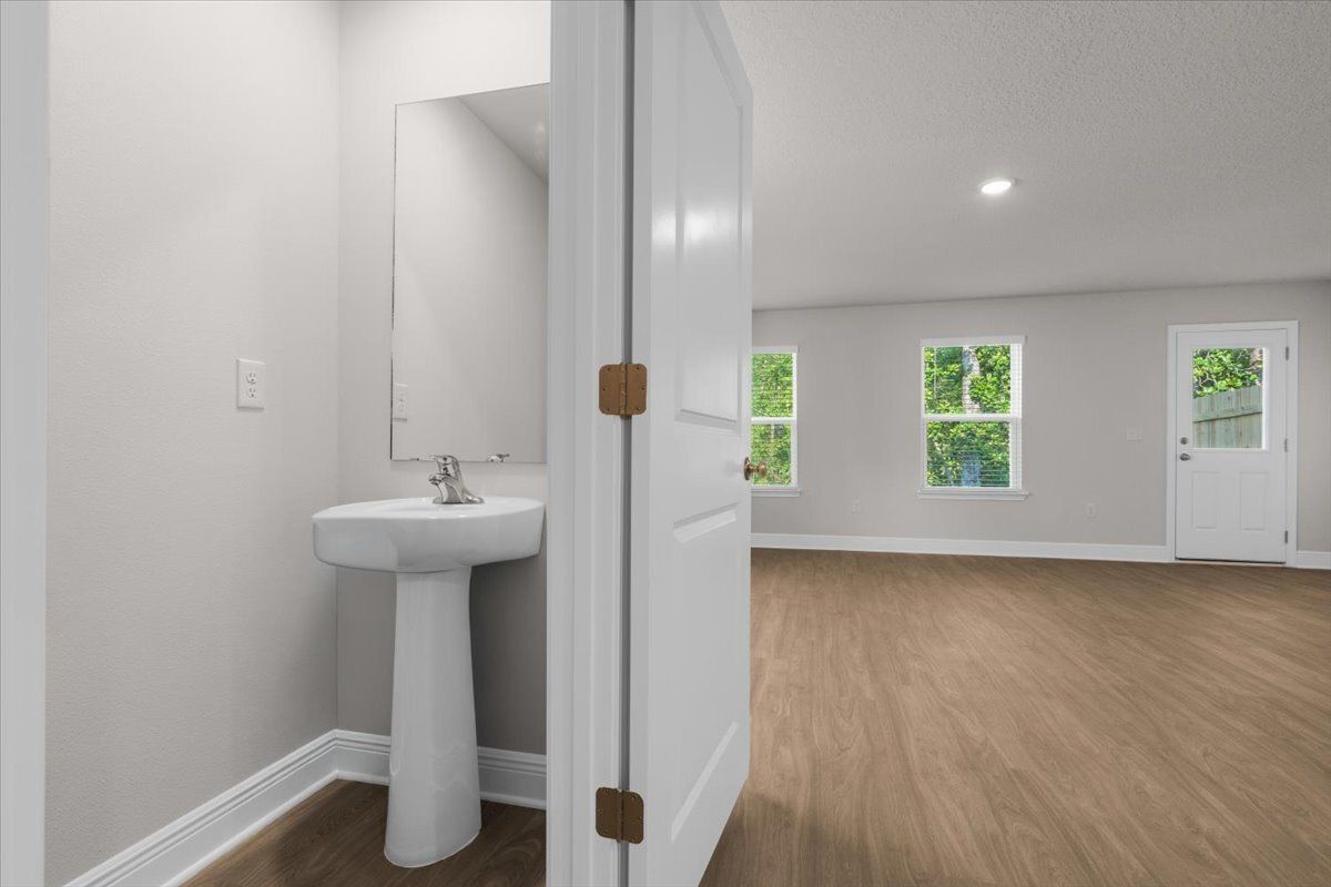 Charming 3-Bed Haven with Granite Countertops & Spacious Living at 1116 Coniferous Ave! property image