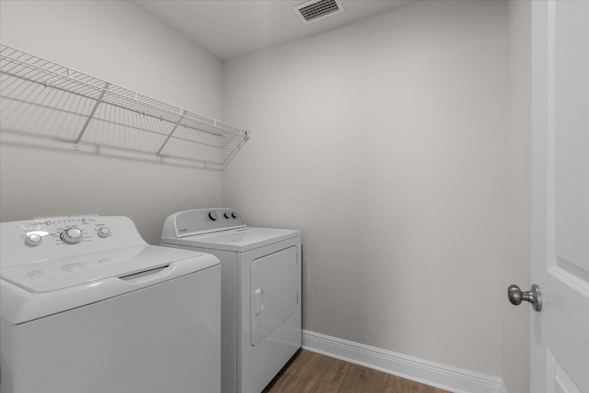 Charming 3-Bed Haven with Granite Countertops & Spacious Living at 1116 Coniferous Ave! property image