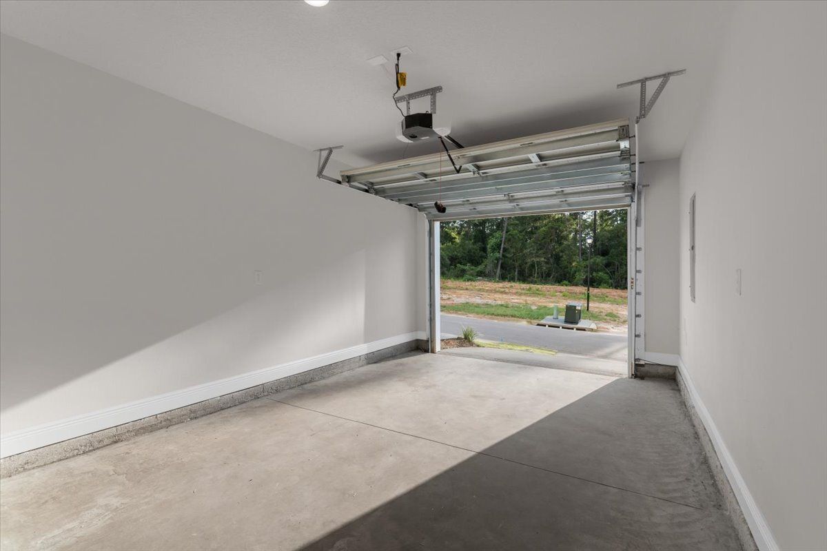 Charming 3-Bed Haven with Granite Countertops & Spacious Living at 1116 Coniferous Ave! property image
