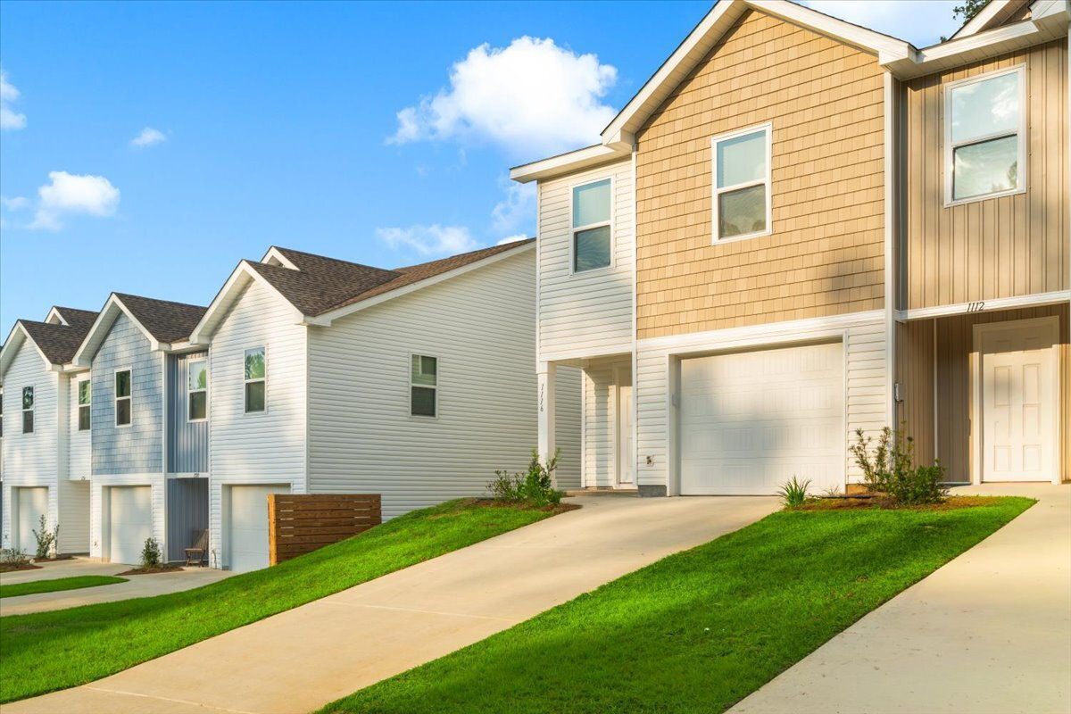 Charming 3-Bed Haven with Granite Countertops & Spacious Living at 1116 Coniferous Ave! property image
