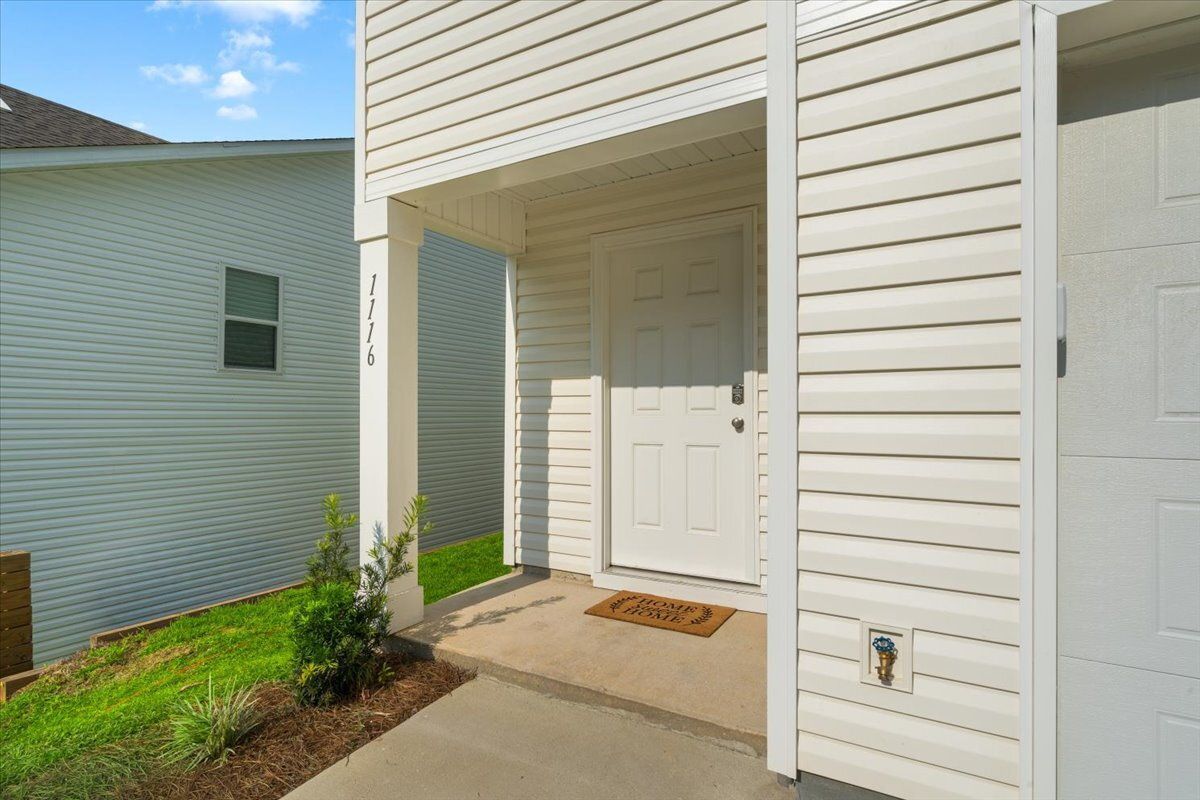 Charming 3-Bed Haven with Granite Countertops & Spacious Living at 1116 Coniferous Ave! property image