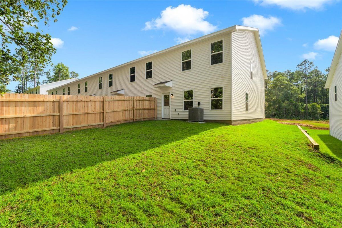 Charming 3-Bed Haven with Granite Countertops & Spacious Living at 1116 Coniferous Ave! property image