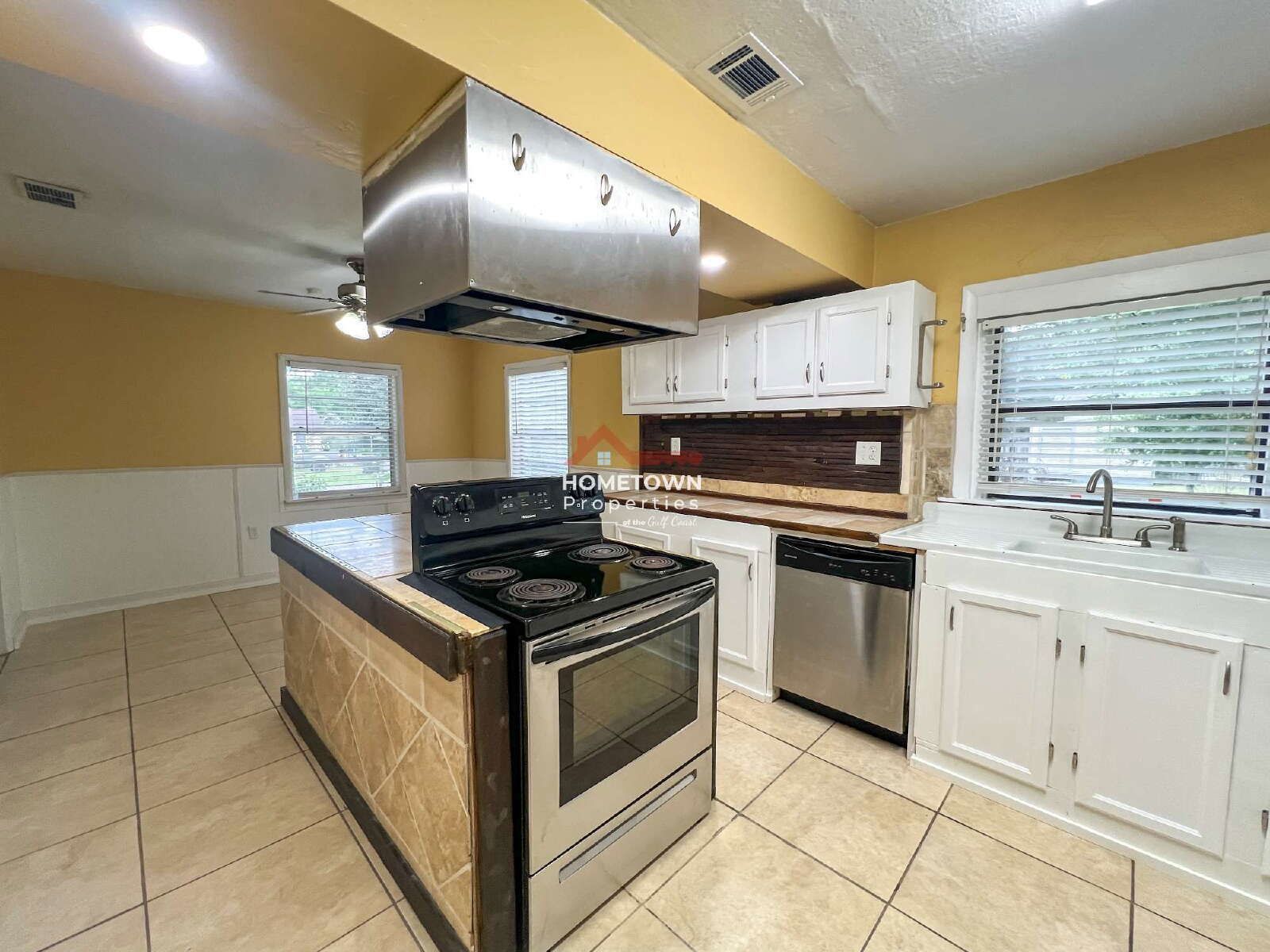 Charming 3-Bedroom Retreat in Pensacola – 1120 Sq Ft of Cozy Comfort! property image