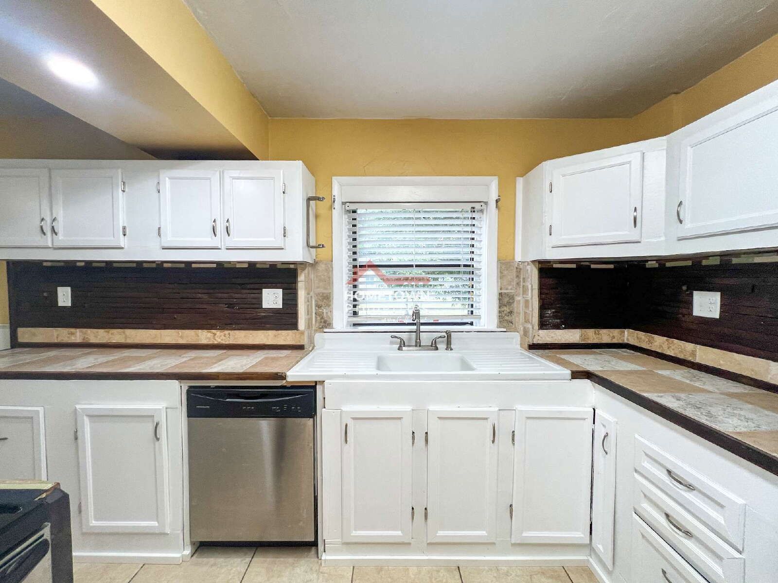 Charming 3-Bedroom Retreat in Pensacola – 1120 Sq Ft of Cozy Comfort! property image