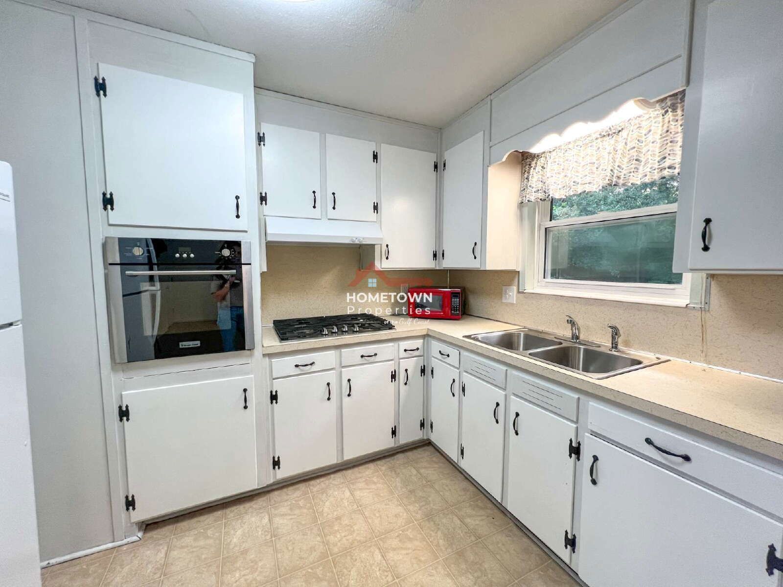 Charming 3-Bed, 2-Bath Home with Hardwood Floors property image